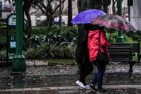 No sábado, o dia começa com tempo firme em todo o Estado. A partir da tarde, as áreas de instabilidade voltam a se formar