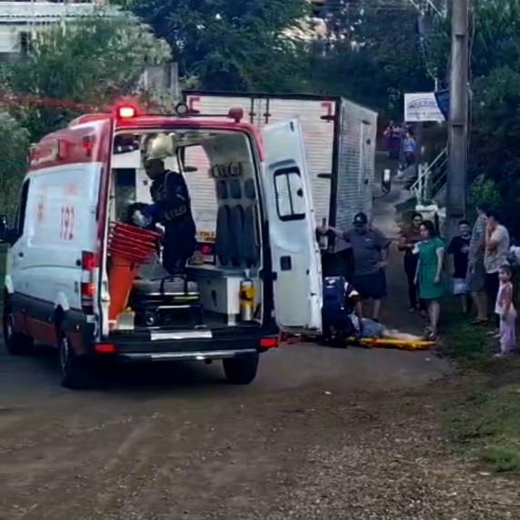 Acidente ocorreu durante manobra em via parcialmente bloqueada no bairro Santo Antônio da Pedreira