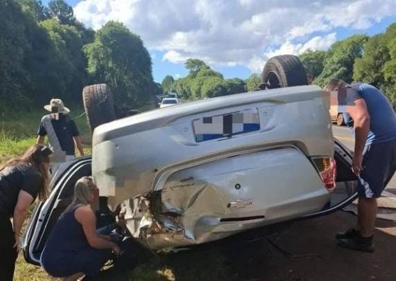 Uma vítima com ferimentos foi encaminhada pela ambulância da Prefeitura de Almirante Tamandaré do Sul até o pronto atendimento municipal.
