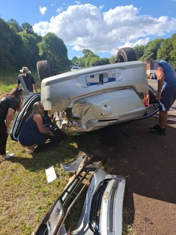 Uma vítima com ferimentos foi encaminhada pela ambulância da Prefeitura de Almirante Tamandaré do Sul até o pronto atendimento municipal.
