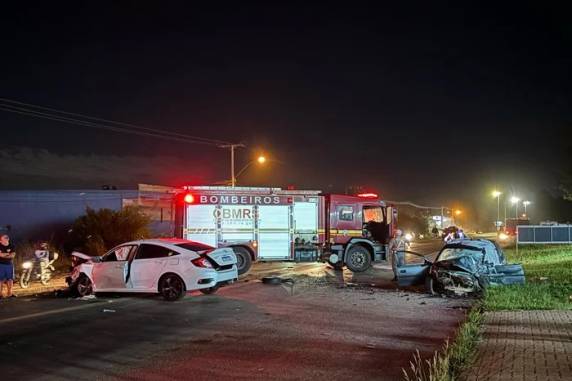 Acidente aconteceu por volta das 4h deste sábado (12). Rodovia está totalmente bloqueada na altura de Tarumã