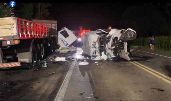 O acidente envolveu uma carreta e uma ambulância na BR-153