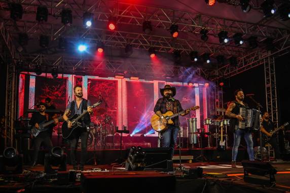 Milhares de fãs estiveram na Arena SICREDI/VIACERTA/COOPERLUZ na noite dessa sexta-feira