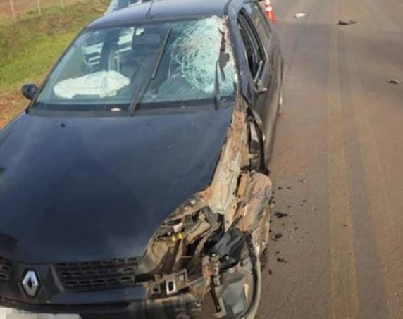 Segundo a Brigada Militar, automóvel teria invadido pista contrária. Motociclista morreu no local