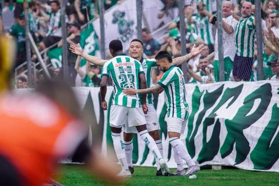 Com gols de Mandaca e Matheus Babi, equipe alviverde alcançou os seis pontos e ocupa, momentaneamente, a liderança da competição