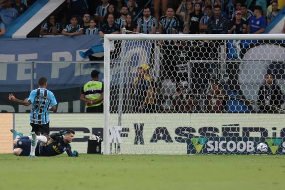 Arrascaeta marcou os dois gols da partida na segunda derrota seguida do Tricolor no Brasileirão