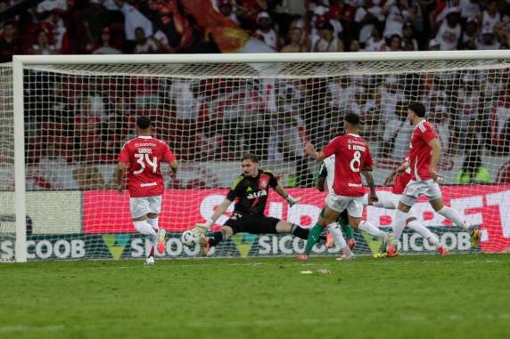 Derrota por 1 a 0, com gol de Facundo Torres, foi a primeira do time de Roger Machado na temporada