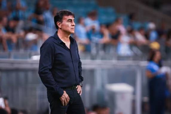 Treinador estava no clube desde o início da temporada e não conseguiu entregar o futebol esperado pela torcida