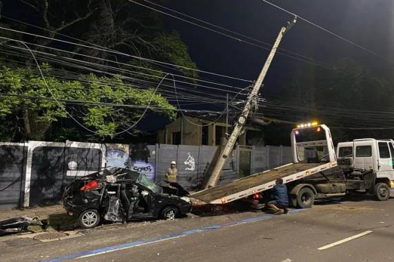 Condutor perdeu o controle do veículo e colidiu contra um poste. Outras duas pessoas ficaram feridas