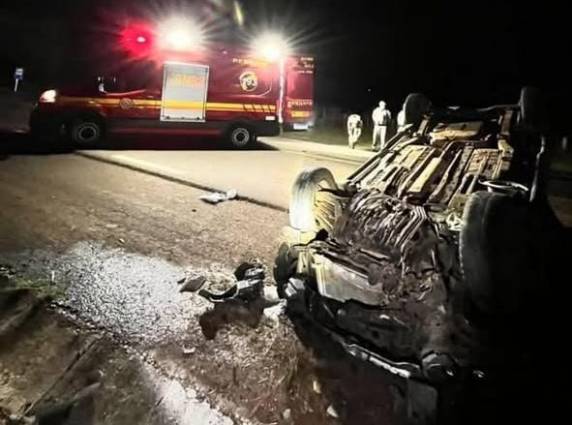 O motorista de uma Fiat Strada ficou preso às ferragens do veículo e foi resgatado pelo Corpo de Bombeiros