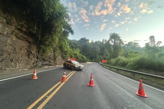 Vítima morreu no local e rodovia precisou ser bloqueada para a chegada da equipe de perícia