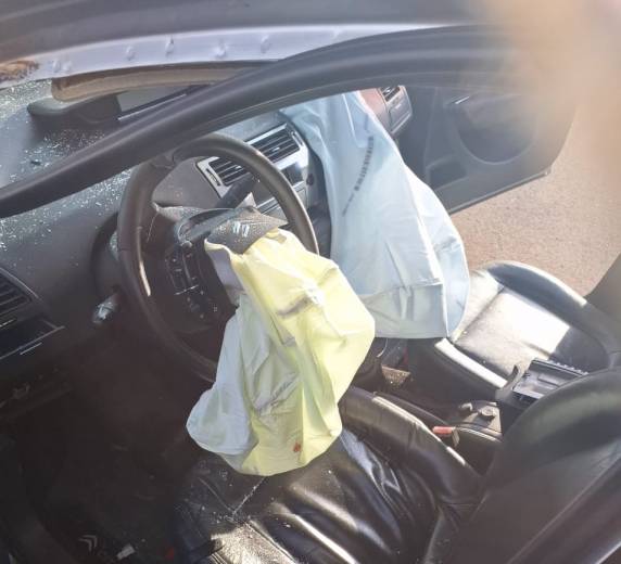 O acidente teve danos materiais de grande monta na parte frontal do veículo e deixou o condutor com escoriações