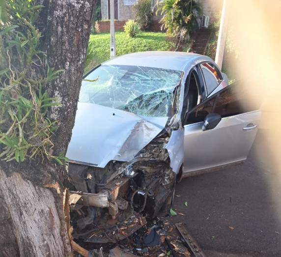 O acidente teve danos materiais de grande monta na parte frontal do veículo e deixou o condutor com escoriações