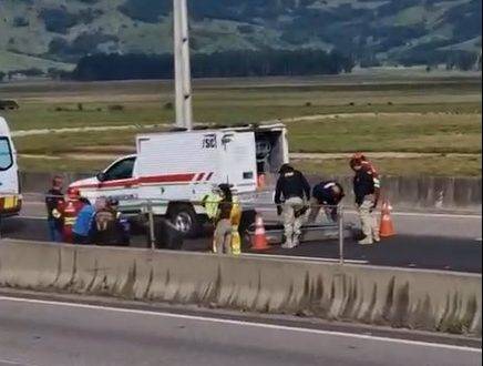 Batida envolveu três veículos e causou congestionamento de 3 km