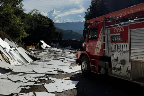 O fato ocorreu na tarde desta sexta-feira (18), no km 110, envolvendo também um carro de passeio