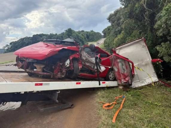 Segundo informações a colisão frontal envolveu um Fiat Uno, de cor vermelha, de Passo Fundo e um VW Golf, de cor cinza, de Ibiraiaras.