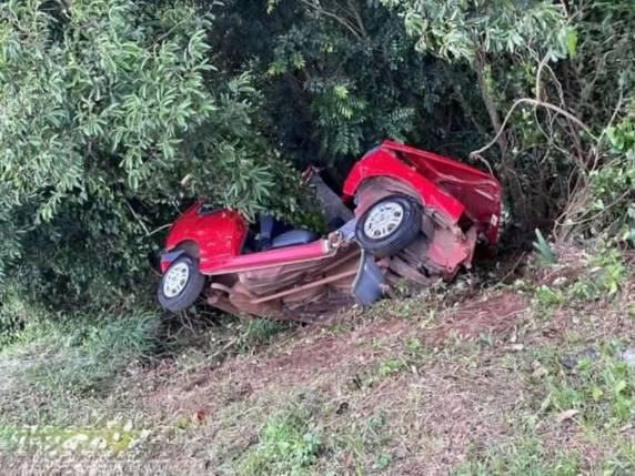 Segundo informações a colisão frontal envolveu um Fiat Uno, de cor vermelha, de Passo Fundo e um VW Golf, de cor cinza, de Ibiraiaras.