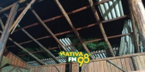 Moradores relataram telhados destruídos e danos em propriedades rurais