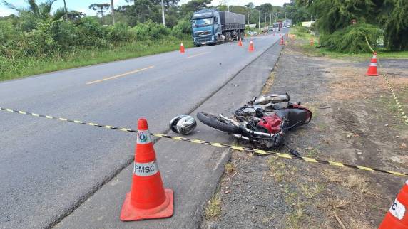 Homens estavam conversando sobre batida entre veículos quando foram atingidos.