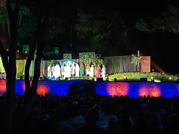 O evento, considerado um dos mais emocionantes da região, reuniu fiéis, visitantes e famílias inteiras em um momento de fé e reflexão.