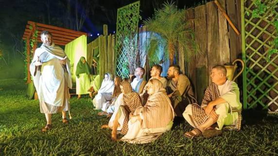 O evento, considerado um dos mais emocionantes da região, reuniu fiéis, visitantes e famílias inteiras em um momento de fé e reflexão.