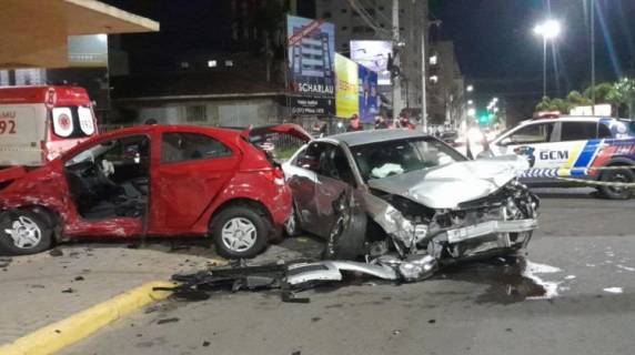 Dentro do carro os guardas encontraram arma, drogas, bebidas alcoólicas e artefatos explosivos, antes ele teria arremessado os explosivos próximo à uma clínica geriátrica
