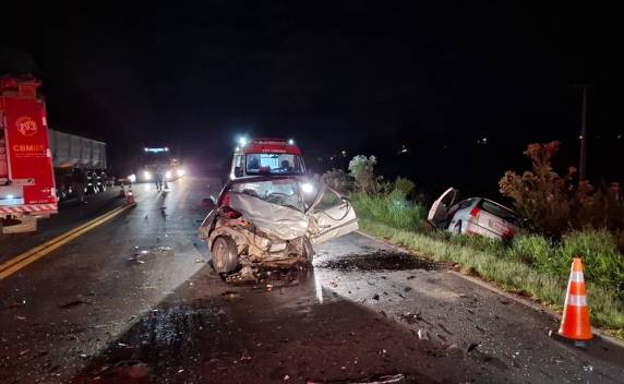 Colisão envolveu três veículos e causou bloqueio da rodovia até o final da madrugada deste domingo (20)