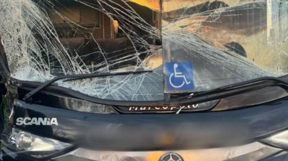 Veículo estava em baixa velocidade e o indicente só não foi maior graças a habilidade do motorista, ninguém se feriu.