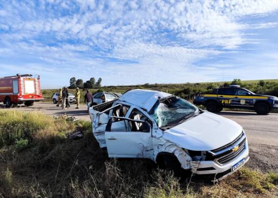  Duas pessoas de um carro de passei e cinco de uma camionete.