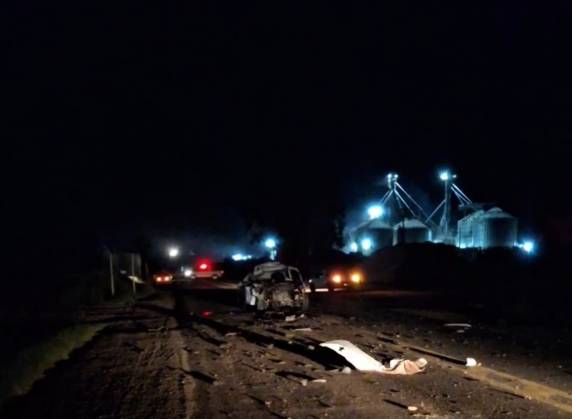 O casal estava em um carro que colidiu na traseira de uma carreta no km 182 da rodovia