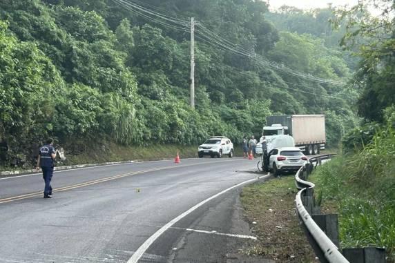 Polícia ainda apura quem conduzia o veículo. Homem, que apresentava sinais de embriaguez, alegou não ser o motorista e se recusou a fazer o teste do bafômetro