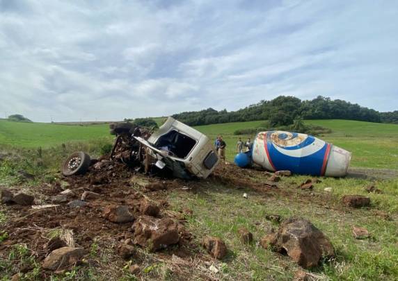 Ao perceber uma falha, o condutor pulou do caminhão antes que ele deixasse a pista.