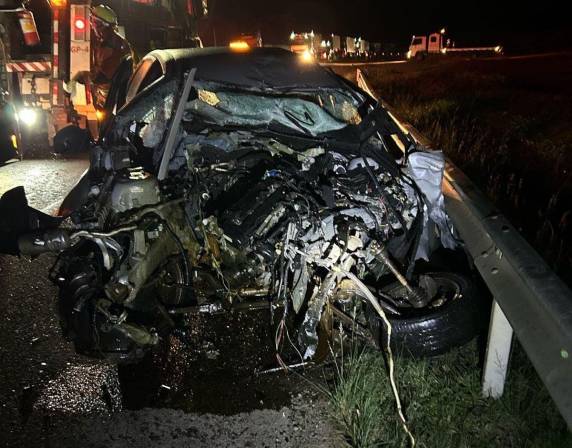 O acidente encolveu um carro e um ônibus