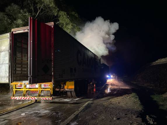 Caminhões pegaram fogo após acidente na BR-386.