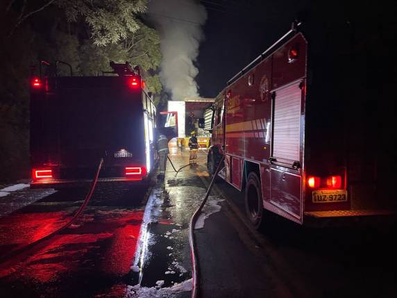 Caminhões pegaram fogo após acidente na BR-386.
