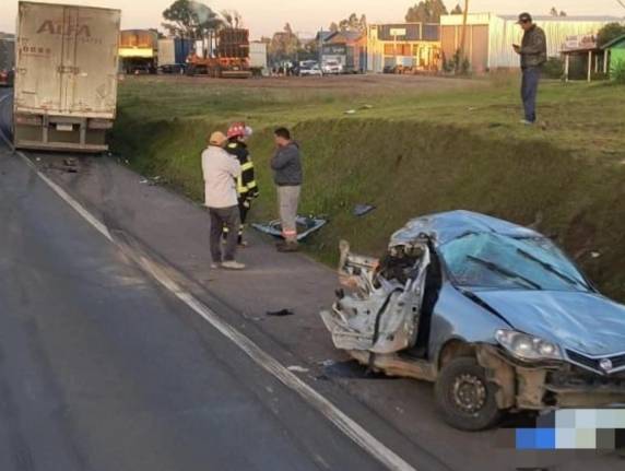Colisão entre carro e três caminhões mobilizou equipes de socorro na manhã desta quarta-feira