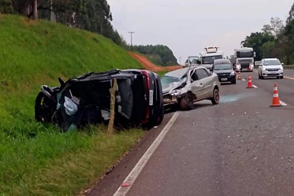 Trânsito na região tem bloqueio parcial de uma faixa nos dois sentidos da rodovia