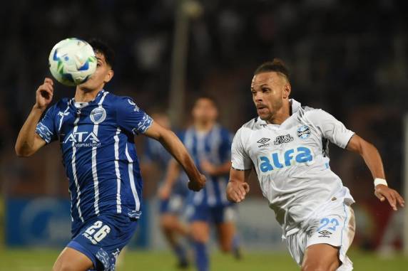 Gols do Tricolor foram marcados por Edenilson e Aravena; Auzmendi e Dupuy balançaram as redes para os argentinos. Próximo desafio do time gaúcho será o Vitória pelo Brasileirão, no domingo