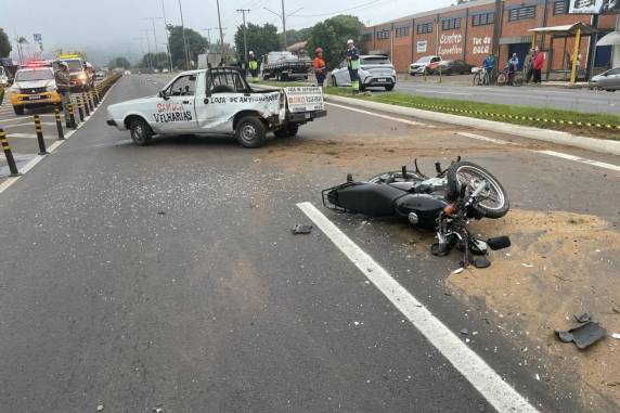 Colisão envolveu ainda um carro e uma caminhonete. Não há informações sobre a identidade da vítima