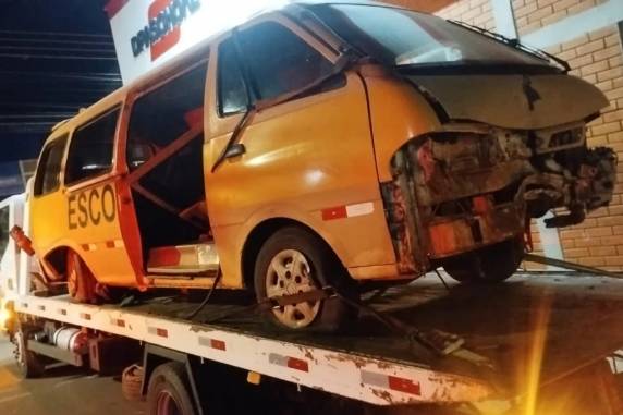 Adolescentes foram socorridos sem ferimentos graves. Motorista bateu em pilha de madeira depois de perder o controle do veículo