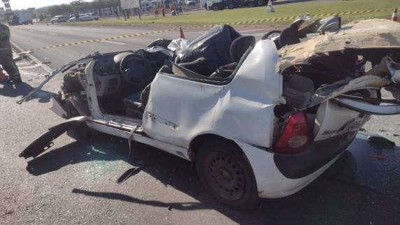 Motorista do carro de passeio e uma criança de 8 anos foram levadas para o hospital