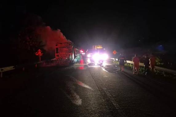 Veículo carregava carga de sucata e incendiou no quilômetro 60