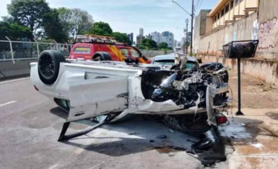 Mecânico perdeu o controle da BMW e o carro capotou