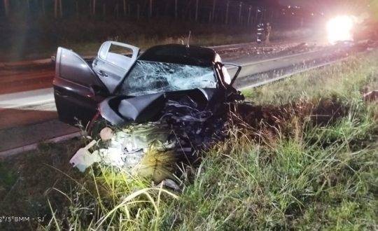 Colisão entre dois carros causou três mortes e deixou um em estado grave na madrugada deste sábado (26)