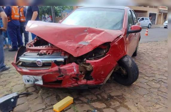 A colisão, que resultou apenas em danos materiais, teve como causador o condutor de um Ka, que desrespeitou a via preferencial e colidiu com um Fiat Siena.