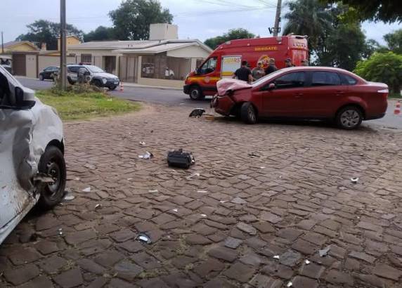 A colisão, que resultou apenas em danos materiais, teve como causador o condutor de um Ka, que desrespeitou a via preferencial e colidiu com um Fiat Siena.