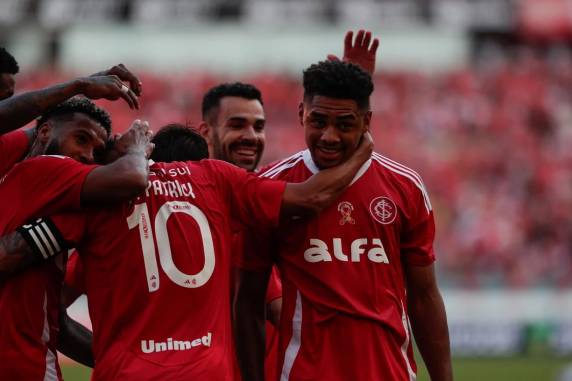 No Beira-Rio, time da Serra saiu na frente logo cedo, mas Colorado mostrou força na bola aérea e ganhou por 3 a 1