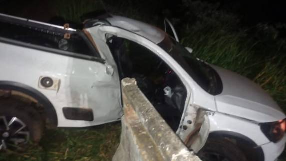 Uma Saveiro que era conduzida na rodovia bateu contra a proteção da ponte sobre o Rio Pratos