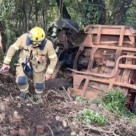 Um caminhão capotou na lateral da rodovia