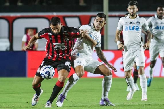 Tricolor abriu o placar com Jemerson, mas viu Carlinhos igualar o marcador em falha de Volpi